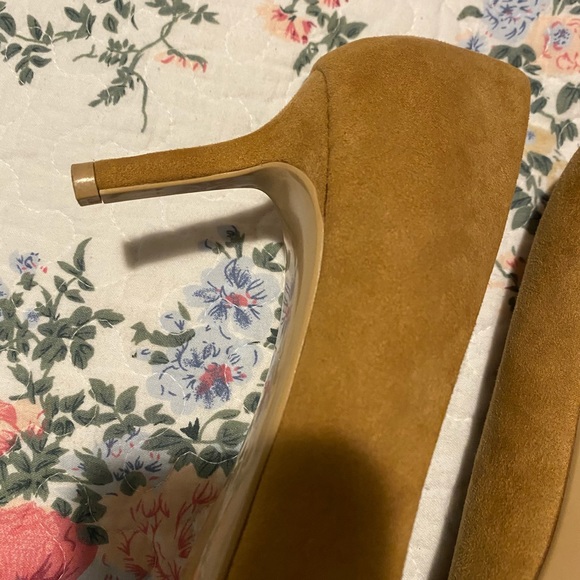 *H&M - Mustard yellow suede heals - Picture 4 of 5